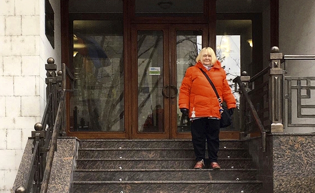 Satu Seppänen seisomassa Moldovan oikeusministeriön ulkoportailla.